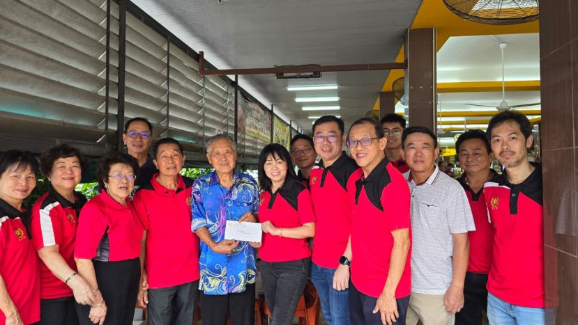 主席罗绍凤（前排左6）在筹委会主席谢书暐（前排右4）陪同下，移交邀请函予拿督杨昆贤（前排左5）。