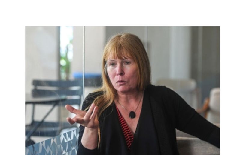 《砂报告》主编克莱尔。