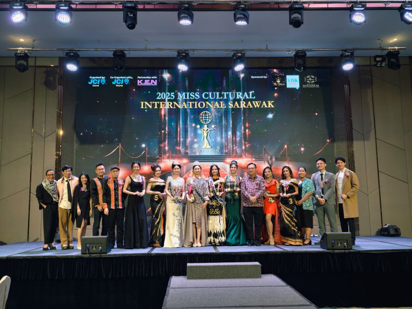 决赛佳丽与主宾拿督罗克强合影。