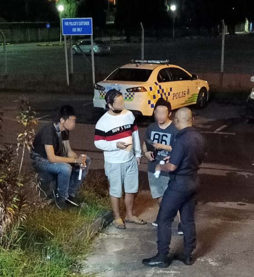 警方盘问3名违反行管令男子。