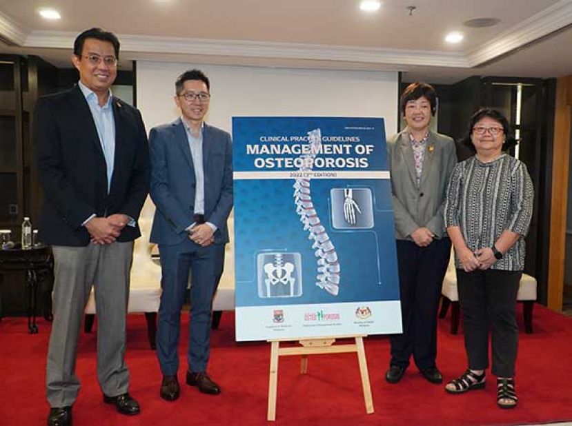 第三版骨质疏松症临床实践指南(CPG)推介礼, 从左到右边: 骨科高级顾问 拿督萨巴卢(Professor Datuk Dr. Sabarul Afian Moktar)教授,老年病学顾问王英伟医生,风湿症及关节炎顾问和马来西亚骨质疏松症协会主席叶钻心医生,内分泌科顾问陈教授。