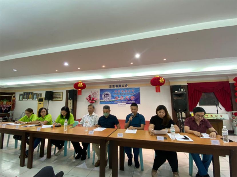 古晋海南公会召开青年团与妇女组团员及组员大会进行中，左起为妇女组财政符悦珍丶秘书陈俐伻丶妇女组主任符爱新丶古晋海南公会主席张光福丶青年团团长李克伟丶第一副团长周世宏丶秘书李宜铮及财政翁应和。