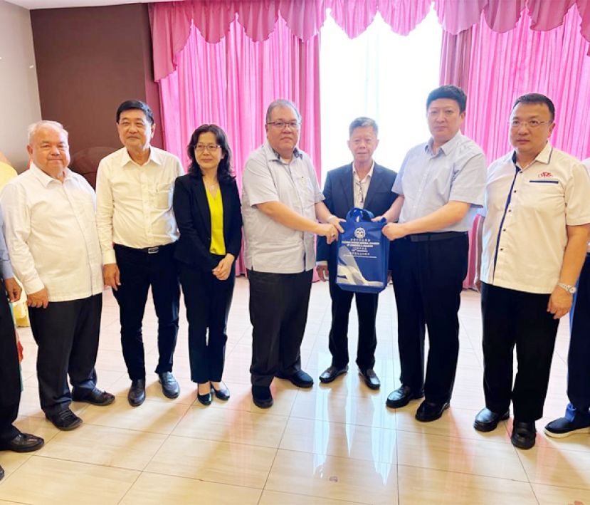 古晋中总会长拿督陈日枝（右三）见证下，古晋中总署理会长拿督黄国辉（左四）赠送纪念品予临沂市委常委、副市长隽新阳（右二），右一为古晋中总秘书长拿督蔡文铎。左一起为古晋中总副会长范庆和、副会长陈晋宗、临沂市人民政府外事办公室副主任阎智平。