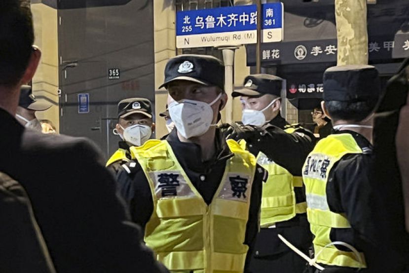 上海乌鲁木齐中路11月27日白纸革命抗议现场，中国警察维持秩序。