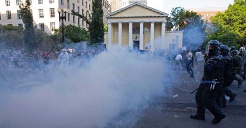 联邦执法机构于上周一，从拉法耶特广场强行清除抗议者。