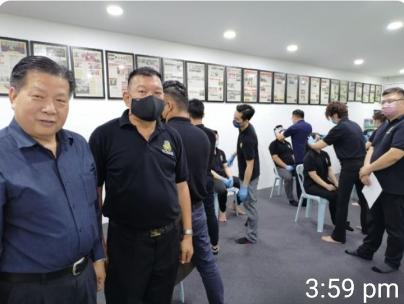 陈中兴（左2）与砂医总会长暨亚洲中医技职学院院长江宗兴在该院第九届推拿理疗班学员练习手法时合影。