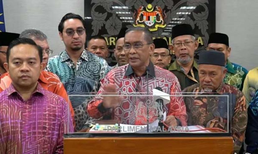 ●达基尤丁（中）与一众国盟议员召开新闻发布会。