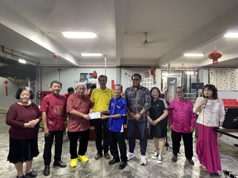 哥打圣淘沙区州议员叶耀星（左四）的见证下，&ldquo;迎春吉祥接祝福&rdquo;慈善晚会受邀嘉宾苏子灿（左三）移交支票给砂盲人协会主席罗纳德（中）。