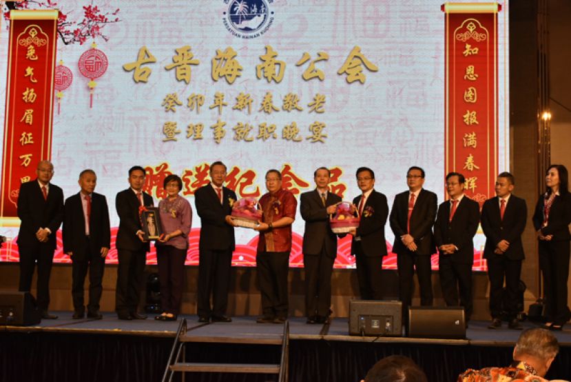 主席张光福（左五）赠送水果礼蓝予拿督黄鸿圣（左六）、筹委会主席甲必丹符致宝（右五）赠送水果礼蓝予总领事代表商务领事高俐（右六）、副筹委会主席符文城（左三）赠送水果礼蓝予马海南联合总会长拿督林秋雅。