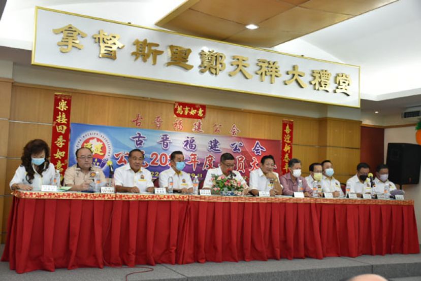 会长拿督黄良杰（左五）在大会上致词时摄。左起为妇女组主任刘碧云、财政甲必丹拿督刘思乐、副会长蔡勇顺、署理会长黄张金发、右起为卸任青年团团长甲必丹陈德明、秘书长甲必丹陈国璋、副会长刘金瑞、副会长郑佑上、副会长拿督陈日枝及副会长拿督王长福。