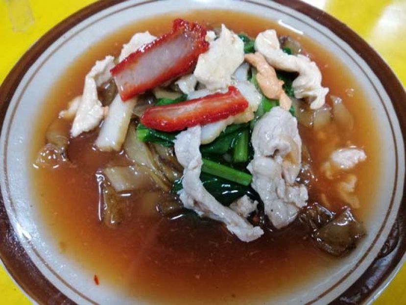锅气十足的果条，再淋上茄汁的酸甜口感，能刺激味蕾，让人胃口大开。