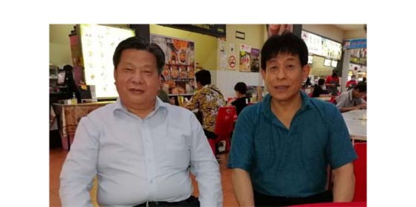 砂医总会长江宗兴（左）与到访的台湾著名医师许国模交流。