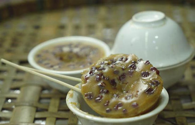 钵仔米香糕爽滑不过甜，有黄有白有豆无豆任君选择。