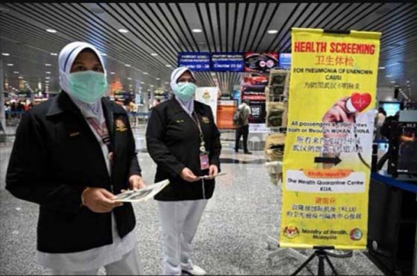 医务人员的古晋机场把关，检查入境的访客。