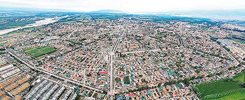 图示：从空中俯瞰特克斯县城，宛如一座八卦阵。