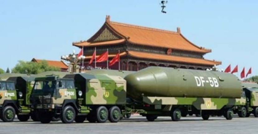 图为可携带核弹头的东风5B洲际导弹。