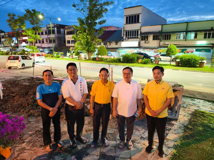 左起十哩社区安全及发展委员会委员刘应坡、本固魯林应发、巴达旺市議員林良紀、峇都吉当区议员罗克強及砂人联党十哩分部执委李欲熙巡视已修复的水管水压设施。