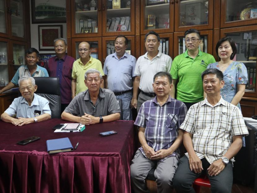 新闻发布会时影。前排左起为秘书黄茂青、署理会长甲必丹陈崇波、副会长拿督刘泍俊及财政郑春盛。   