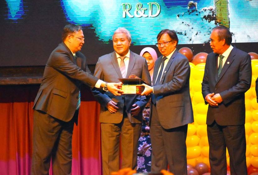 图①：砂首长拿督巴丁宜阿邦佐哈里（右二）为砂木材业者资讯大会开幕，(左二)为砂副首长拿督阿玛阿旺登雅，(右一)砂城市策划、土地行政与环境助理部长拿督连达立夫。