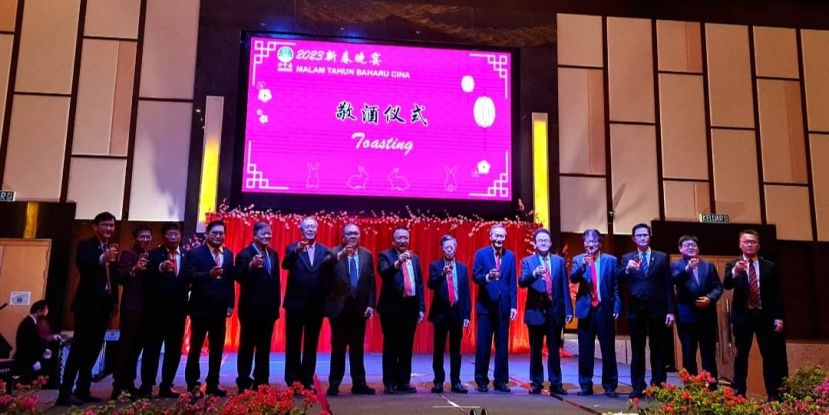 砂中总理事向宾客敬酒。