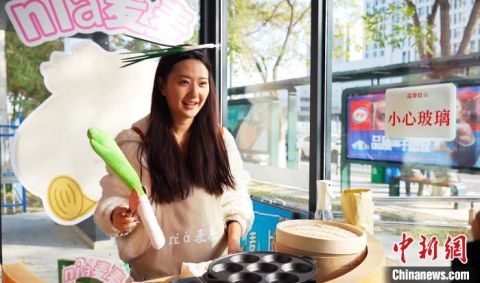 李嘉欣与顾客互动。