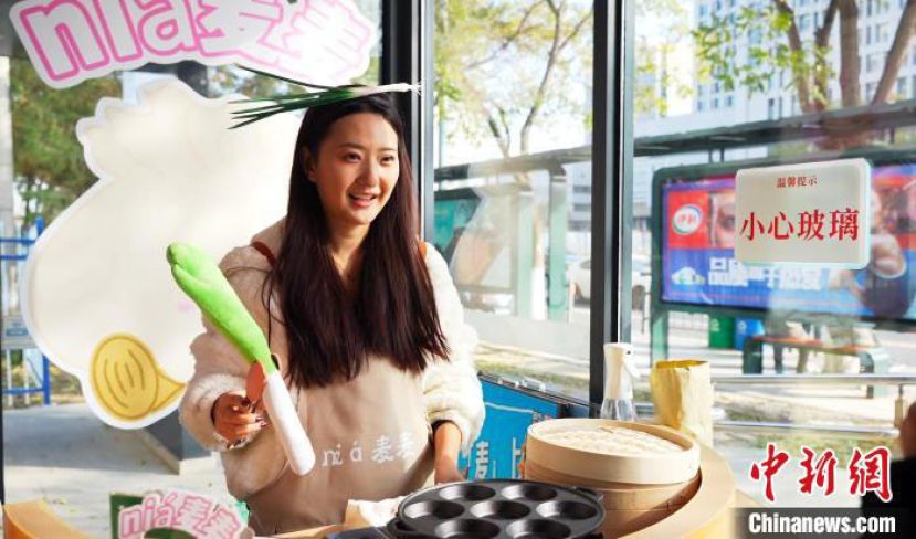 李嘉欣与顾客互动。