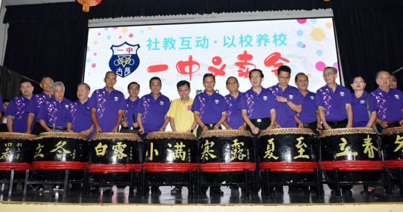 砂地方政府与房屋部长拿督沈桂贤（中）受邀为义卖会主持击鼓开幕礼。
