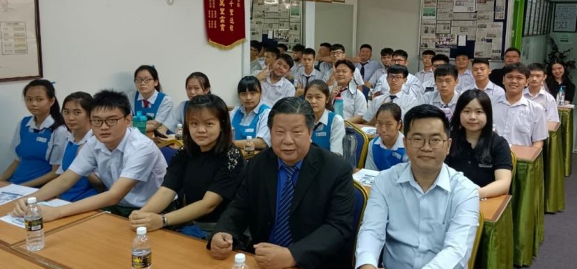  砂医总会长兼亚洲中医技职学院院长江宗兴（右2起）与到访的光民中学老师张詠婷及高中生团成员合影；右一为该学院主任江邦忠。