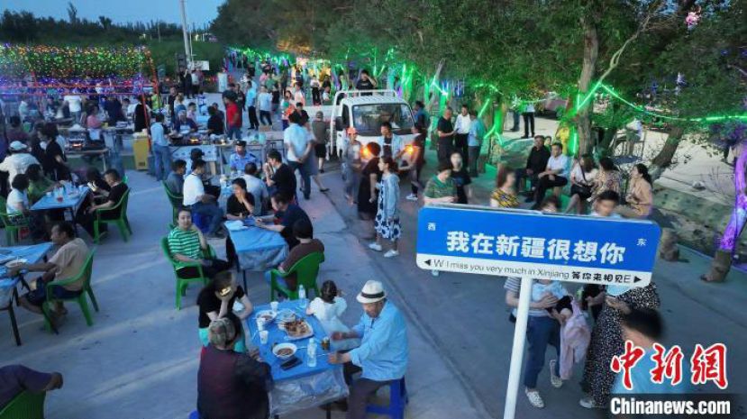 夜市宾客满座。