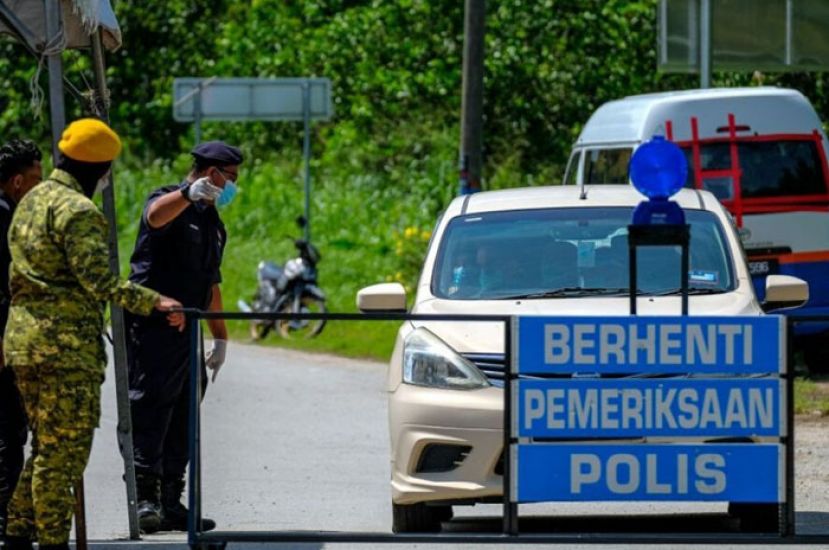 军警在疫情热点红区加强管制。