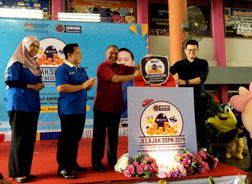 联邦副财长拿督阿米鲁丁韩查(右二)主持2019年砂州级教育储蓄计划推展仪式时摄,右起;为古晋市国会议员俞利文及国家高等教育基金局主席旺赛夫。