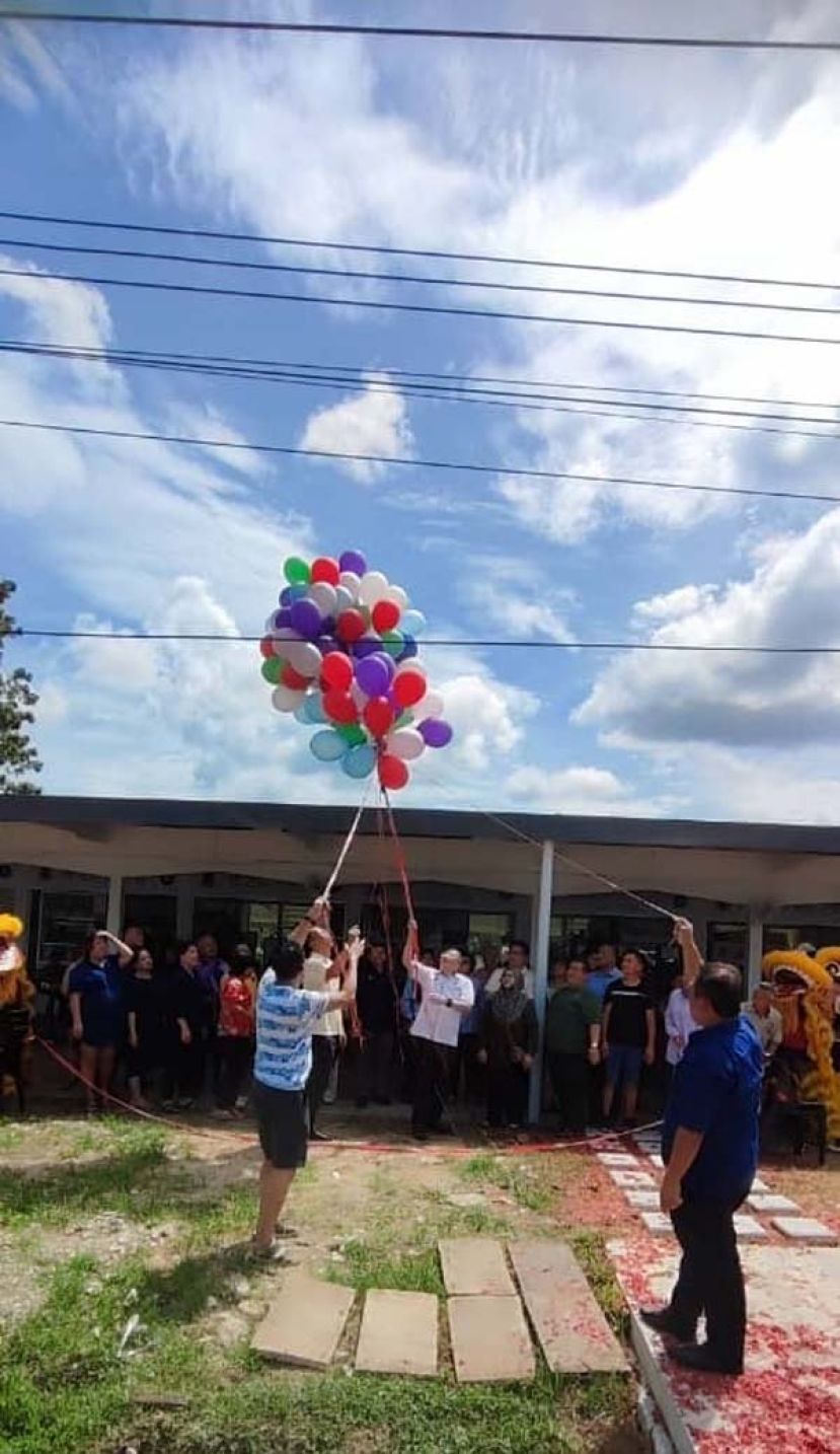 南市市长拿督黄鸿圣为民达华小贩中心翻新后重新启主持开幕礼时影。