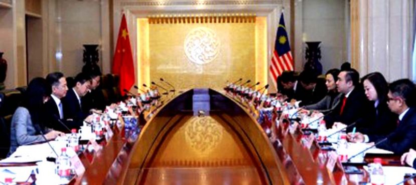 图：陆兆福率领团队官访中国，与李小鹏进行会晤。