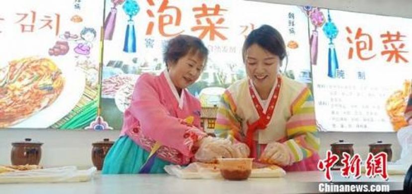 金顺子（左）和年轻人一起制作辣白菜。