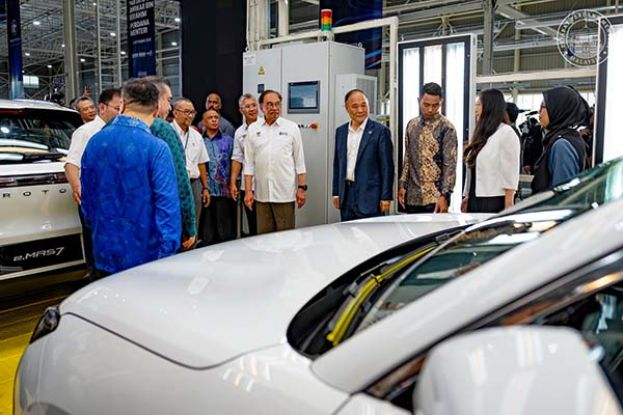 ●首相安华等观赏宝腾电动车。