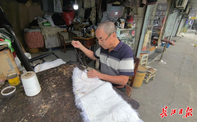 老汤手工缝制皮毛外套。