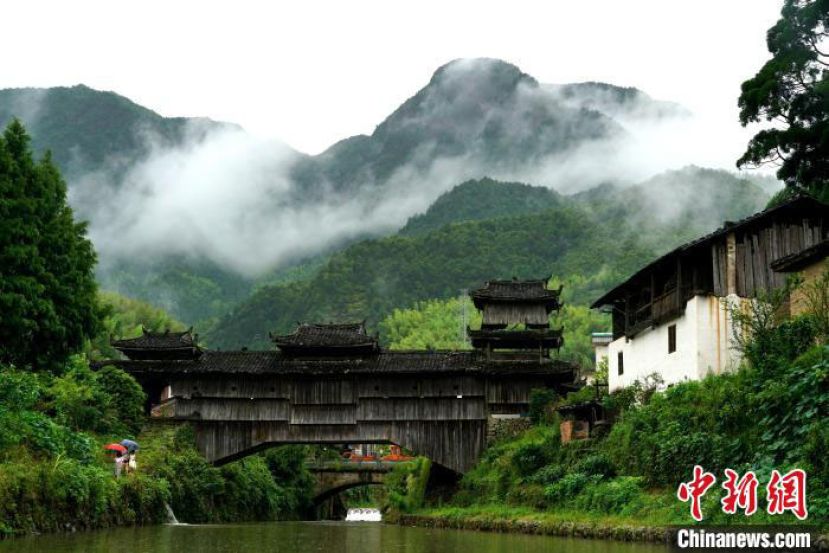 浙江省丽水市庆元县境内的如龙桥一景。