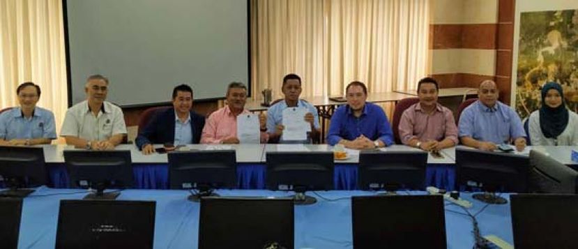 古晋南市市政局斋戒月市集新闻发布会，中为筹委会主席瑟巴利。