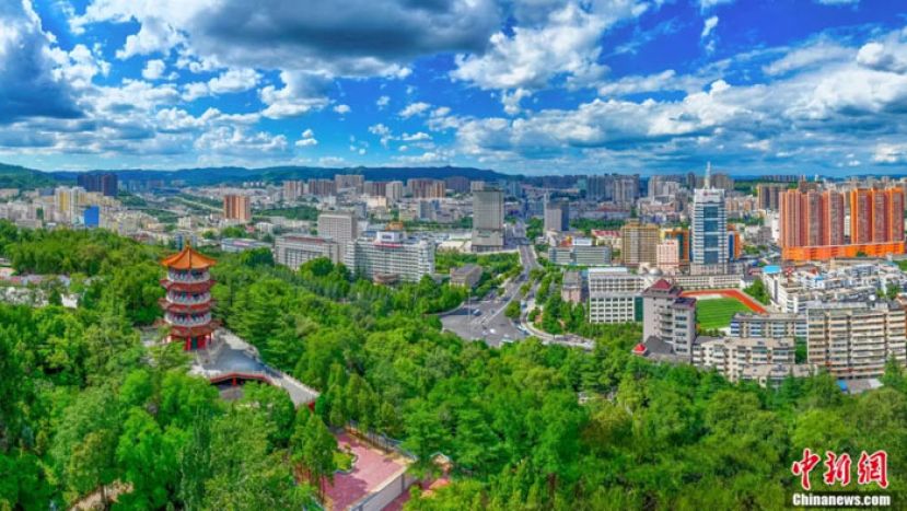 航拍阳泉市。