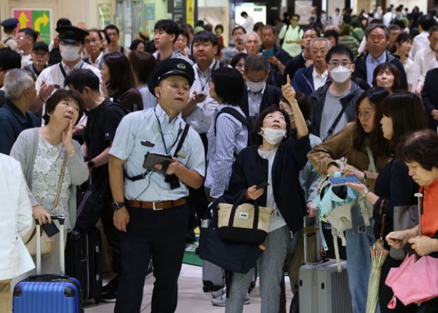 日本岩手县外海25日上午发生规模6.9强震，东北新干线、秋田新干线与北海道新干线全面暂停运行。