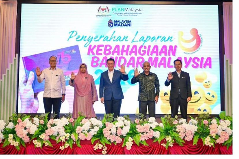 倪可敏(中)主持全国世界幸福日庆典。