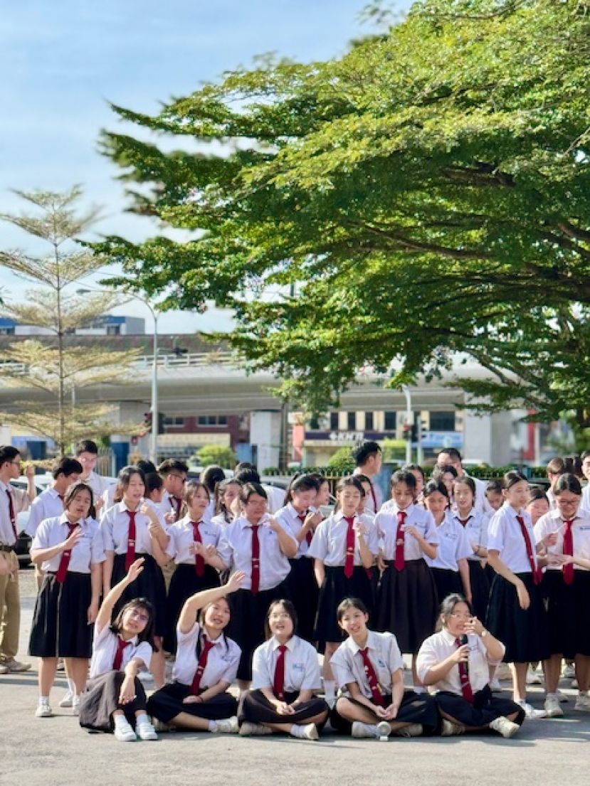 高三学生大合唱。