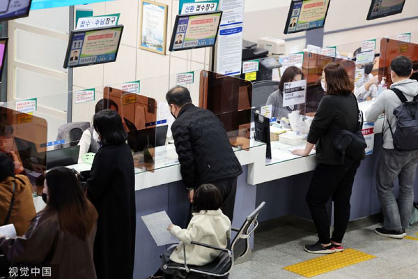 光州朝鲜大学医院柜台20日上午挤满患者。