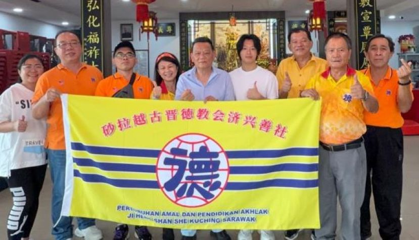 济兴善社署理阁长龚德良（左5）为该社办中医义诊主持推介后与筹委合影。右起为陈威溱、罗炎贤、陈中兴医师、陈铭志医师；右起是林庆鸿伉俪、符祥荣、辜质宁。