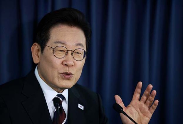 ●韩国总统李在明在专机空军一号召开记者恳谈会。