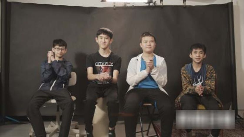同是小四出道的YouTuber，Ray Ho（左一），Ardolf（左二），Ethan（左三），果仁。点子横飞，表面四人一句又一句，实是早就分工完善。