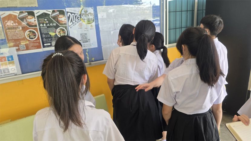 全国华文独中统考成绩放榜，学生就迫不及待的想要知道自己的成绩。