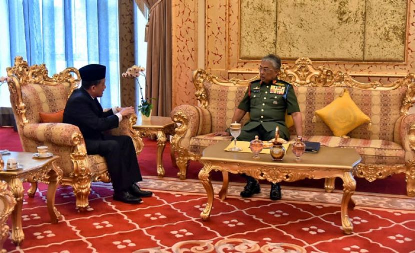 苏丹阿都拉陛下（右）周四接见依德鲁斯。