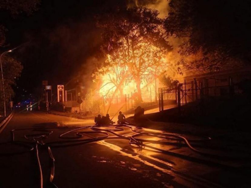 疑天然气输送管爆裂引发火灾  烟草厂陷入火海