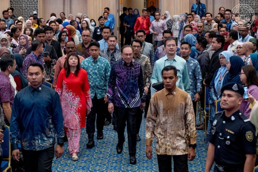 首相安华出席财政部月度集会。